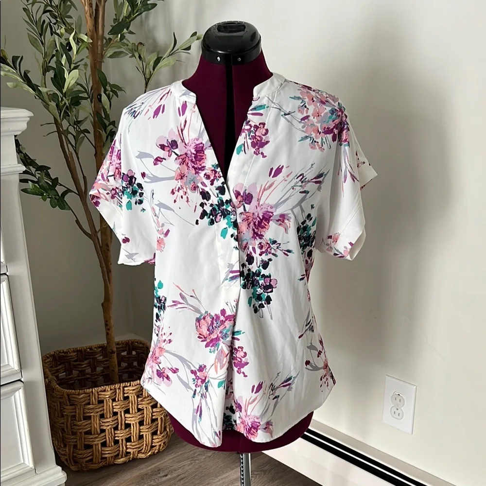 Women’s size medium relaxed blouse with v-neck cuffed sleeves and notched collar - Picture 4 of 4